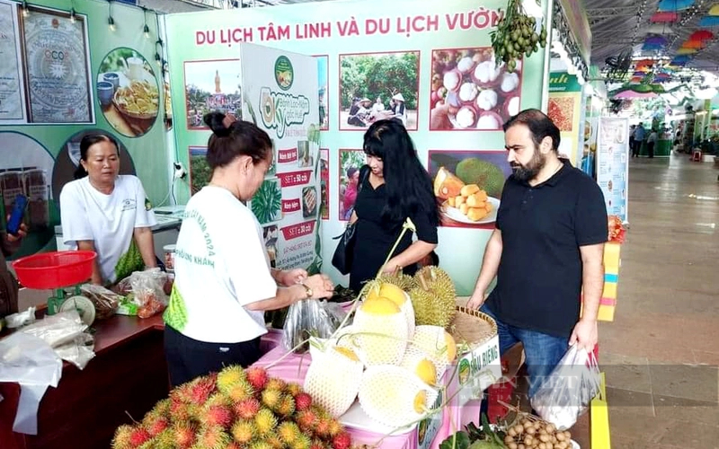 Các tổ hợp tác, các hộ nhà vườn tham gia để giới thiệu và kết nối du lịch sinh thái tại Lễ hội Trái cây Long Khánh 2024. Ảnh: T.L