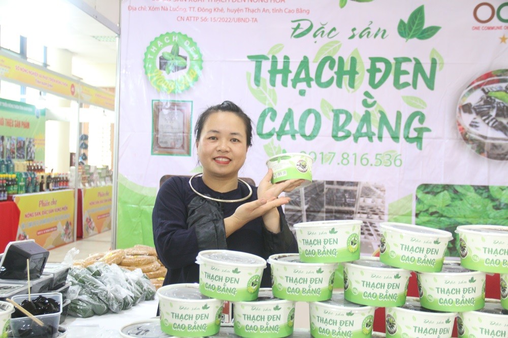 Một phiên chợ đang diễn ra ở Hà Nội, bán toàn trái cây đặc sản, sầu riêng Musangking hút khách nhất- Ảnh 8.