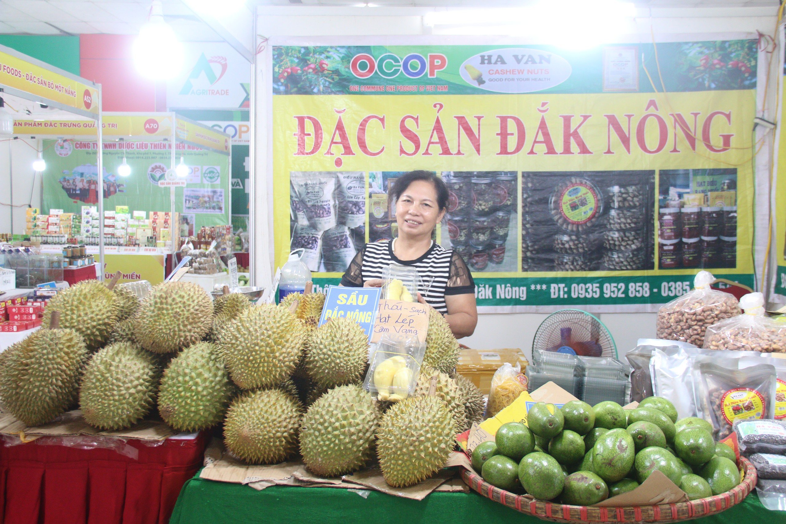 Một phiên chợ đang diễn ra ở Hà Nội, bán toàn trái cây đặc sản, sầu riêng Musangking hút khách nhất- Ảnh 9.