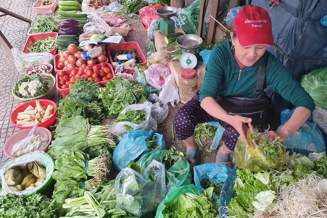 Đà Nẵng: Mưa lạnh kéo dài, giá rau xanh tăng mạnh