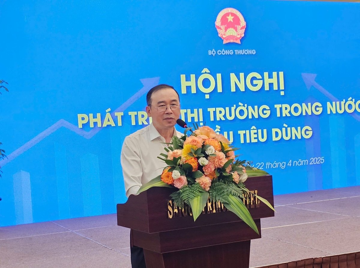 Ông Phan Văn Chinh – Phó Vụ trưởng Vụ Quản lý và Phát triển thị trường trong nước, Bộ Công Thương báo cáo tại hội nghị. Ảnh: Hà Duyên Ông Phan Văn Chinh – Phó Vụ trưởng Vụ Quản lý và Phát triển thị trường trong nước, Bộ Công Thương báo cáo tại hội nghị. Ảnh: Hà Duyên
