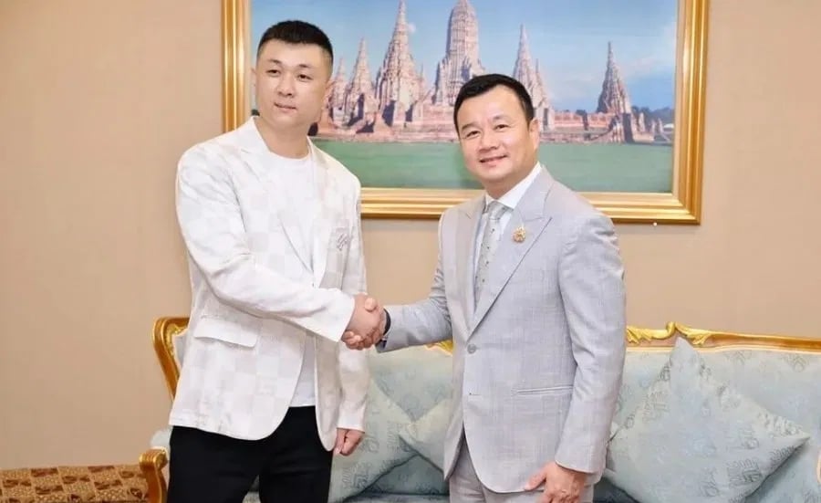 Thái Nguyên Lão Ca (trái) cùng Bộ trưởng Bộ Du lịch và Thể thao Thái Lan Sorawong Thienthong. Ảnh: Oriental Daily.