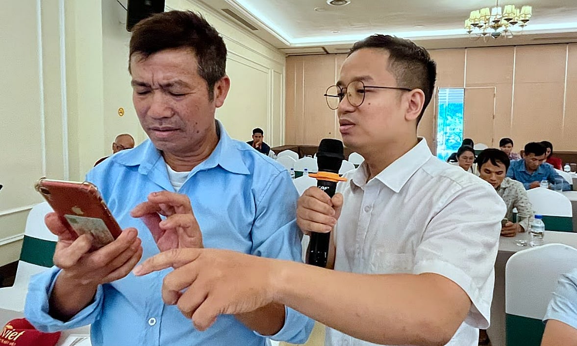 Chuyên gia hỗ trợ học viên tạo tài khoản, thiết lập gian hàng và đăng sản phẩm lên sàn thương mại điện tử. Ảnh: MOIT. Chuyên gia hỗ trợ học viên tạo tài khoản, thiết lập gian hàng và đăng sản phẩm lên sàn thương mại điện tử. Ảnh: MOIT.