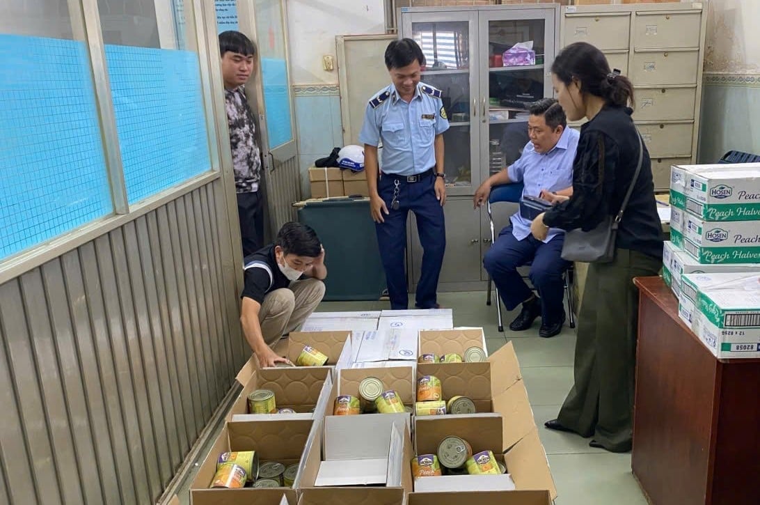 Chi cục Quản lý thị trường TP.HCM tiến hành kiểm tra hàng hóa tại chợ Bình Tây. Ảnh: Anh Hào