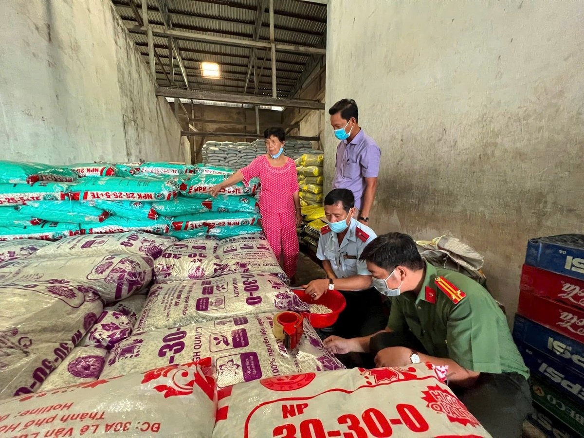 Đoàn kiểm tra liên ngành kiểm tra một cơ sở kinh doanh vật tư nông nghiệp trên địa bàn huyện Vĩnh Lợi. Ảnh: Trọng Linh.