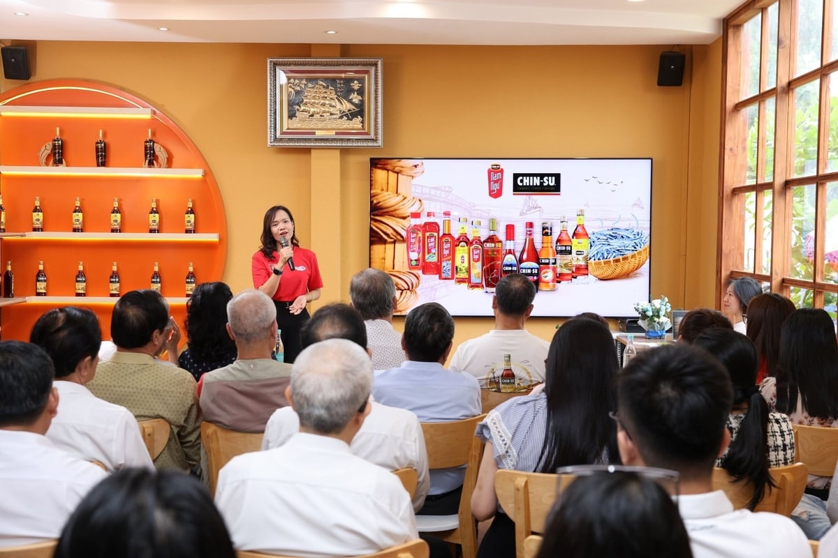 Bà Đinh Hồng Vân - Giám đốc Thương hiệu cấp cao Ngành hàng Gia vị - chia sẻ về câu chuyện các thương hiệu đến với 100 triệu người tiêu dùng Việt và vươn ra thế giới. Ảnh: MS. Bà Đinh Hồng Vân - Giám đốc Thương hiệu cấp cao Ngành hàng Gia vị - chia sẻ về câu chuyện các thương hiệu đến với 100 triệu người tiêu dùng Việt và vươn ra thế giới. Ảnh: MS.