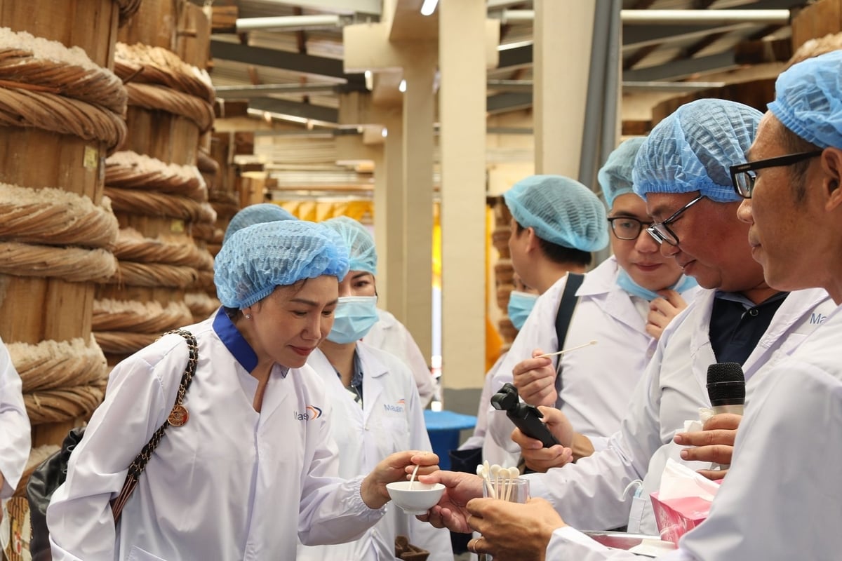 Khách mời trực tiếp nếm những giọt nước mắm cốt chiết từ thùng ủ chượp. Ảnh: MS. Khách mời trực tiếp nếm những giọt nước mắm cốt chiết từ thùng ủ chượp. Ảnh: MS.