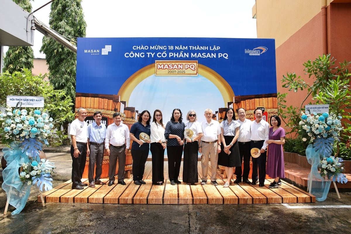 Khách mời chụp hình kỉ niệm cùng Lãnh đạo Công ty Cổ phần Masan PQ. Ảnh: MS. Khách mời chụp hình kỉ niệm cùng Lãnh đạo Công ty Cổ phần Masan PQ. Ảnh: MS.