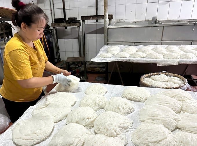 Sản xuất bún ở làng bún Phú Đô, Hà Nội. Ảnh: NNMT. Sản xuất bún ở làng bún Phú Đô, Hà Nội. Ảnh: NNMT.