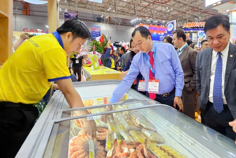 Lãnh đạo Cục Thủy sản và Kiểm ngư (Bộ NN-MT) và Cục Xúc tiến thương mại (Bộ Công Thương), tới thăm một gian hàng tại VIetfish 2025. Ảnh: Sơn Trang.