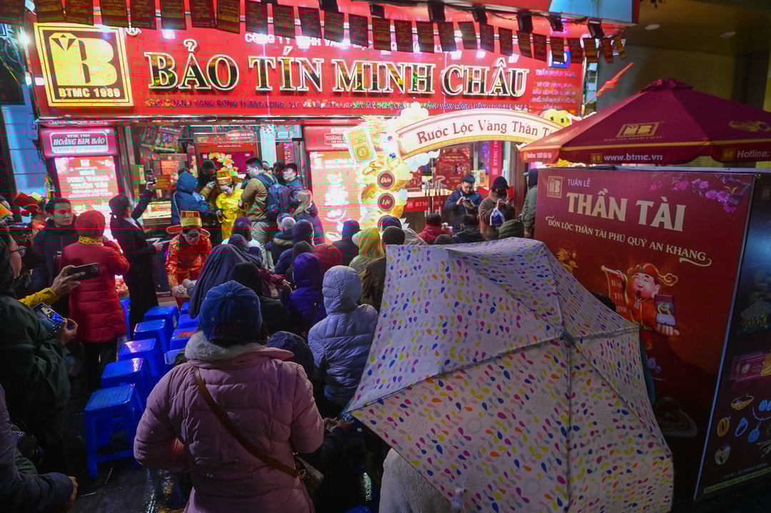 Chuyên gia cho rằng, nếu để giá vàng cứ tăng mãi, người dân 'nghiện vàng' với mục tiêu đầu cơ, kiếm lời sẽ ảnh hưởng tới kinh tế. Ảnh: Tùng Đinh. Chuyên gia cho rằng, nếu để giá vàng cứ tăng mãi, người dân 'nghiện vàng' với mục tiêu đầu cơ, kiếm lời sẽ ảnh hưởng tới kinh tế. Ảnh: Tùng Đinh.