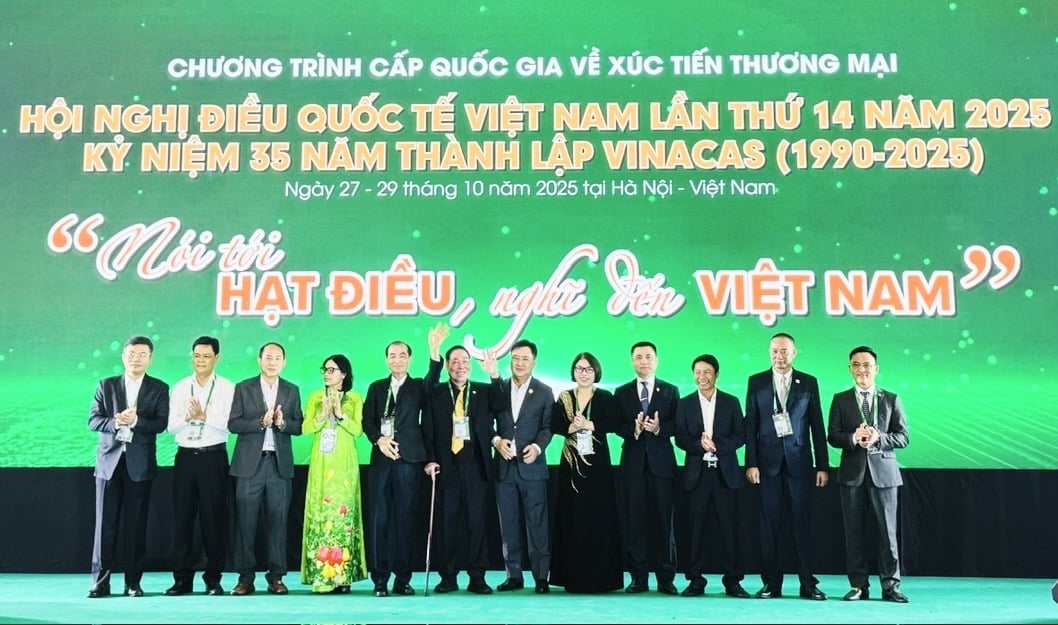 Ban lãnh đạo VINACAS chào mừng quan khách tới dự Hội nghị Điều quốc tế Việt Nam 2025. Ảnh: Thanh Sơn. 