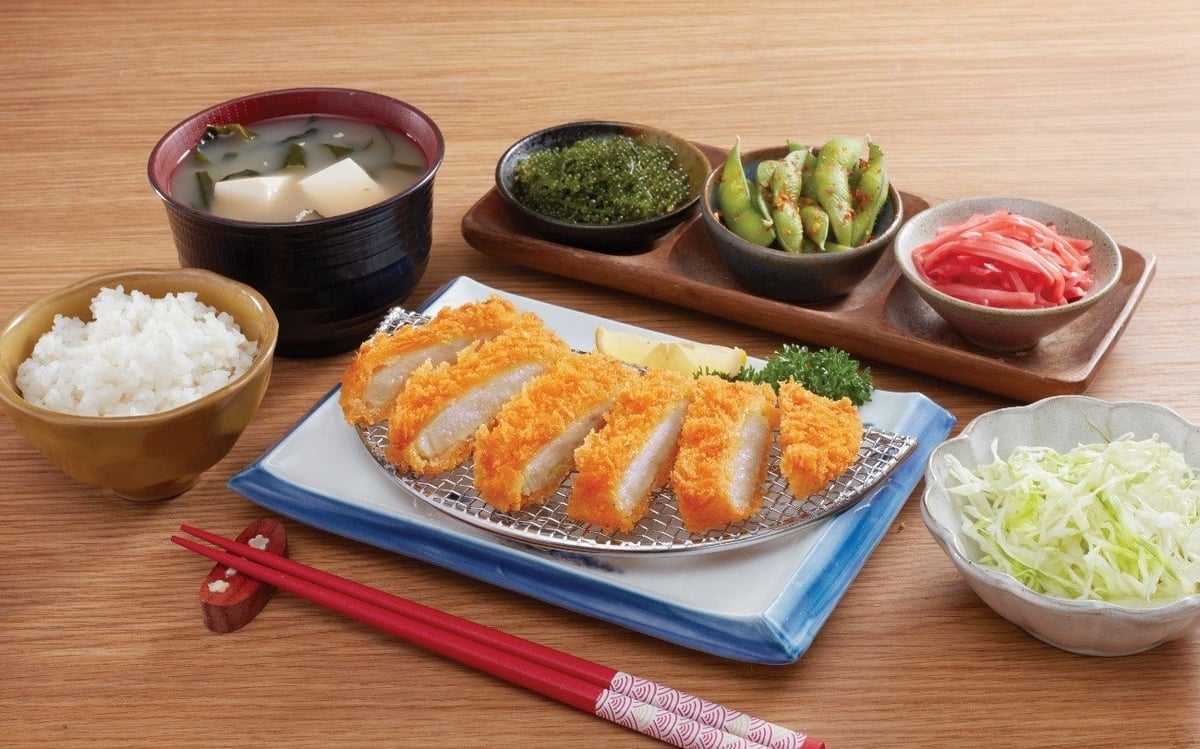 Lớp vỏ giòn rụm cùng với phần thịt bên trong ngọt mềm tạo nên sức hấp dẫn cho món thịt heo chiên xù kiểu Nhật. Ảnh: Aj.