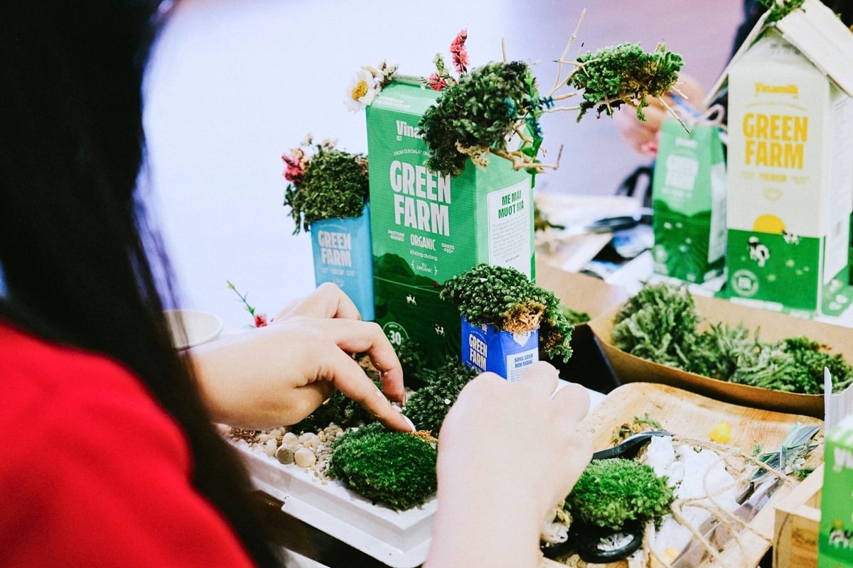 Những chiếc vỏ hộp sữa Vinamilk được 'tái sinh' thành những mô hình xinh xắn. Ảnh: Minh Anh.