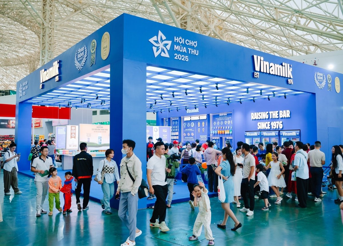 Gian hàng Vinamilk nổi bật, thu hút người tiêu dùng tại Hội chợ Mùa Thu 2025. Ảnh: Vi Nam. Gian hàng Vinamilk nổi bật, thu hút người tiêu dùng tại Hội chợ Mùa Thu 2025. Ảnh: Vi Nam.