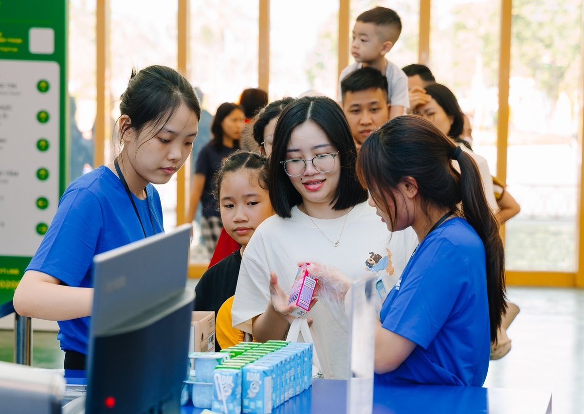 Người tiêu dùng được mời thưởng thức các sản phẩm mới của Vinamilk. Người tiêu dùng được mời thưởng thức các sản phẩm mới của Vinamilk.