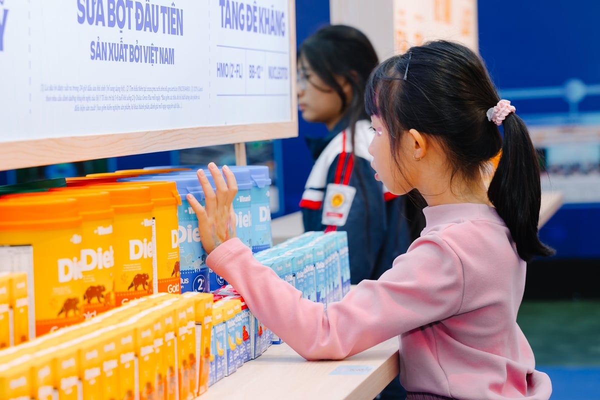 Vinamilk không ngừng đổi mới sản phẩm, đạt chuẩn quốc tế nhằm chăm sóc toàn diện sức khỏe người tiêu dùng. Vinamilk không ngừng đổi mới sản phẩm, đạt chuẩn quốc tế nhằm chăm sóc toàn diện sức khỏe người tiêu dùng.