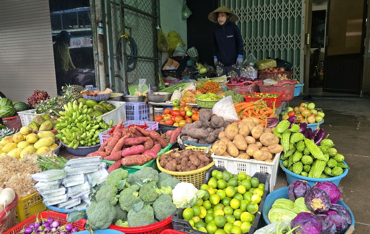 Giá các loại rau, củ tại các chợ dân sinh ở phường Nha Trang đều tăng do ảnh hưởng của bão số 13. Ảnh: Phương Chi.