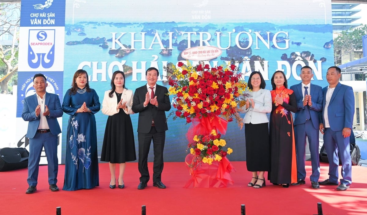 Khai trương Chợ hải sản Vân Đồn tại Hà Nội. Ảnh: Cường Vũ. 