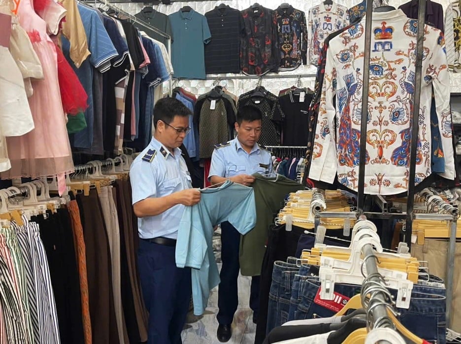 Lực lượng QLTT tỉnh Lào Cai tăng cường kiểm tra, xử lý các hành vi kinh doanh, buôn bán trái phép. Ảnh: Thanh Tiến. Lực lượng QLTT tỉnh Lào Cai tăng cường kiểm tra, xử lý các hành vi kinh doanh, buôn bán trái phép. Ảnh: Thanh Tiến.