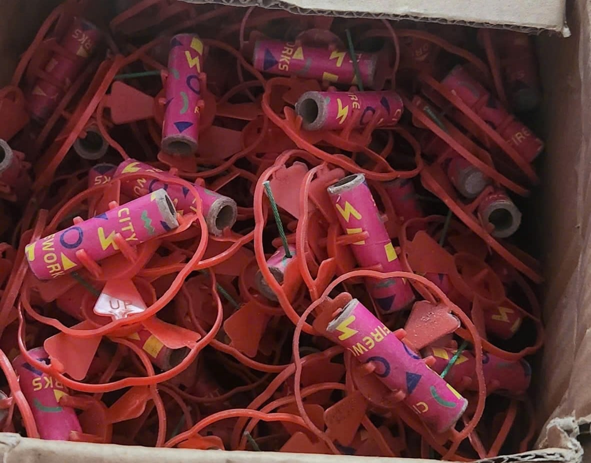 Pháo nổ là danh mục hàng cấm không được phép buôn bán. Ảnh: Thanh Tiến. Pháo nổ là danh mục hàng cấm không được phép buôn bán. Ảnh: Thanh Tiến.