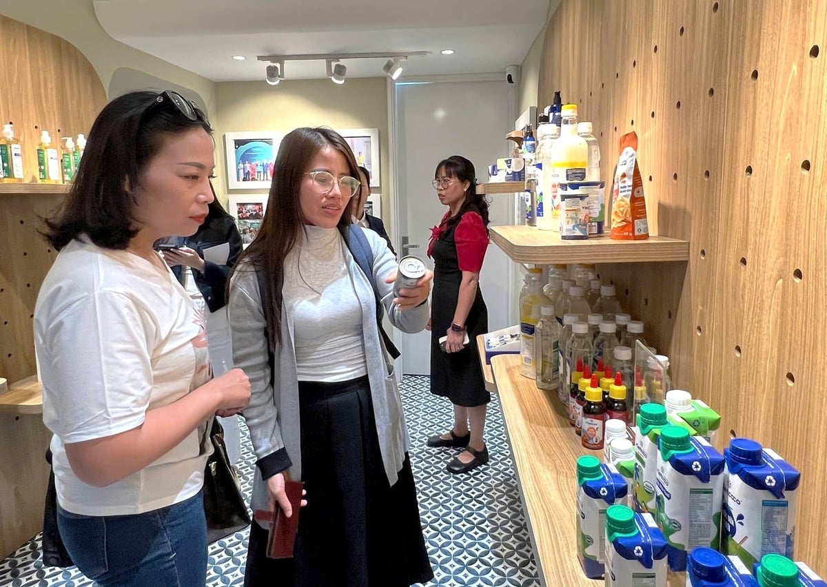 Không gian trưng bày livestream 'Sức sống hàng Việt' tại số 62 Tràng Tiền. Ảnh: Ánh Dương.