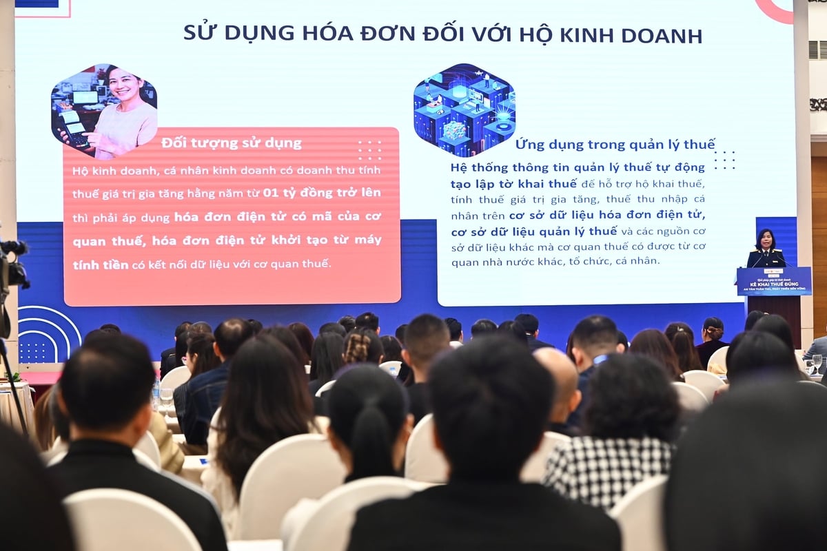 Cán bộ ngành thuế cung cấp thông tin cho hộ kinh doanh tham gia hội thảo. Ảnh: Tùng Đinh.