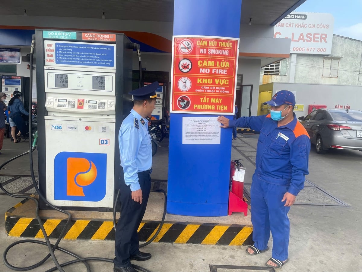 Lực lượng chức năng Đà Nẵng chủ động bám sát địa bàn, thường xuyên kiểm tra, giám sát hoạt động kinh doanh tại các cửa hàng xăng dầu. Ảnh: L.A.