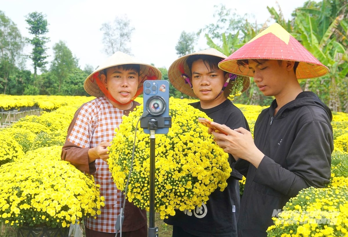 Livestream quảng bá sản phẩm từ sen của Công ty TNHH MTV Ba Tre trên nền tảng số, giúp kết nối trực tiếp người tiêu dùng và mở rộng thị trường tiêu thụ. Ảnh: Lê Hoàng Vũ.