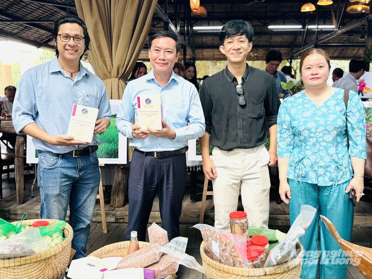 Phiên chợ nông sản kết hợp chuyển đổi số giúp sản phẩm OCOP Đồng Tháp tiếp cận hệ thống siêu thị và người tiêu dùng hiện đại. Ảnh: Lê Hoàng Vũ.