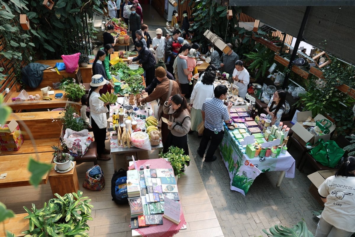 Phiên chợ nông sản hữu cơ được tổ chức đều đặn 2 lần mỗi tháng tại số 85 Xô Viết Nghệ Tĩnh, Phường Lang Biang - Đà Lạt, nơi người mua và người trồng trực tiếp gặp gỡ, trao đổi về sản phẩm. Ảnh: Nhật Tiến.