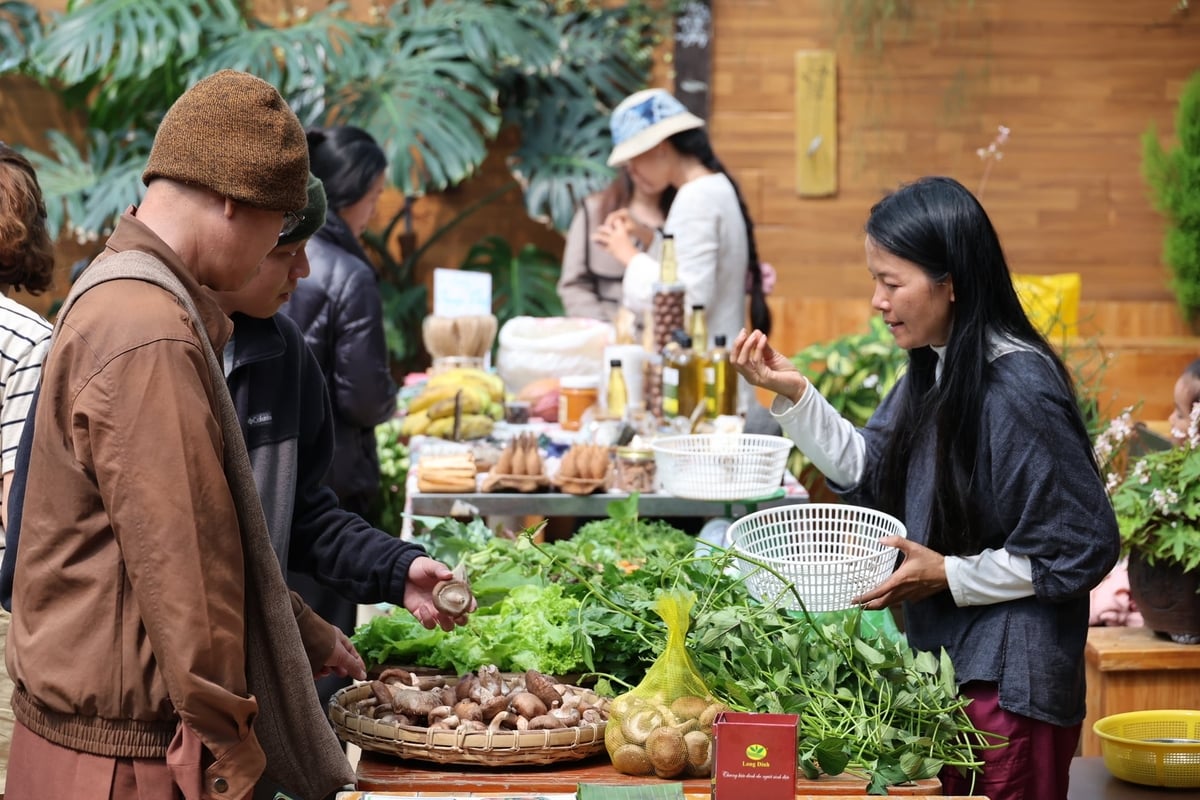 Dù giá cao hơn so với nông sản ngoài chợ, nhiều khách hàng vẫn lựa chọn mua tại Phiên chợ nông sản hữu cơ Đà Lạt nhờ tin tưởng vào chất lượng và cách làm của người trồng. Ảnh: Nhật Tiến.
