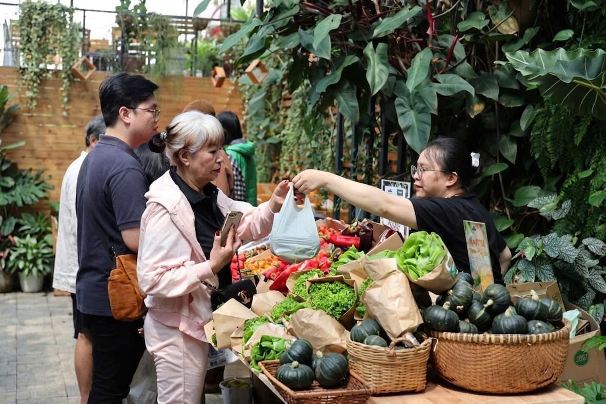 Phiên chợ hữu cơ tạo không gian để người tiêu dùng trực tiếp tìm hiểu và lựa chọn sản phẩm an toàn. Ảnh: Nhật Tiến.