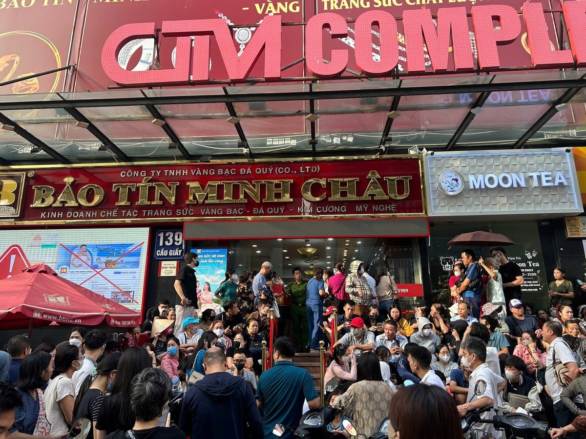 Giá vàng bạc rơi mạnh, không còn cảnh người dân xếp hàng từ đêm mua vàng bạc. Ảnh minh họa.
